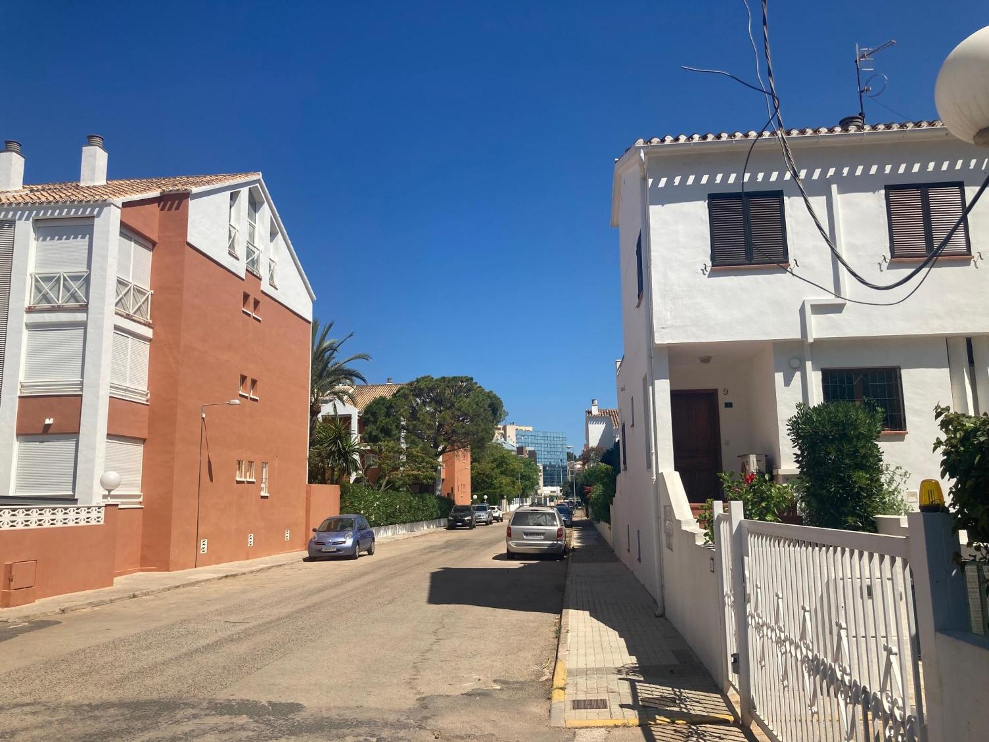 Chalet Adosado En Urbanizacion Con Precioso Jardin Дения Экстерьер фото